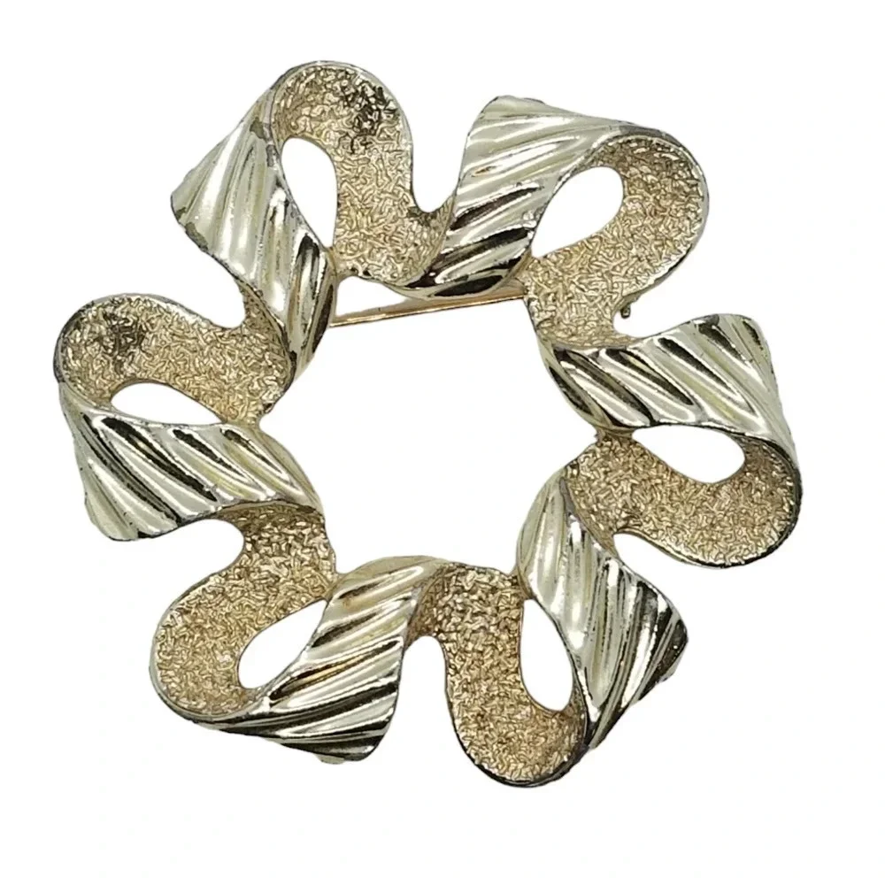 SARAH COVENTRY VINTAGE 1971 RIBBONETTE DESIGN LARGE GOLDTONE BROOCH